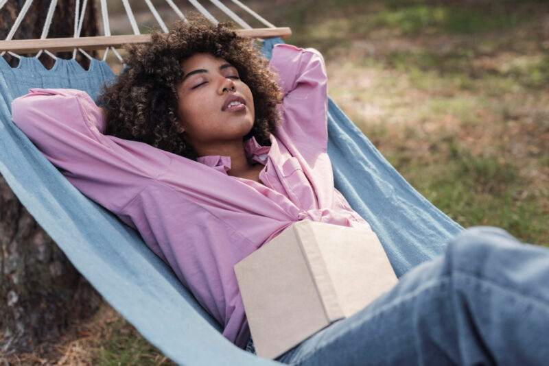 femme-detente-dans-hamac-camping-plein-air-livre